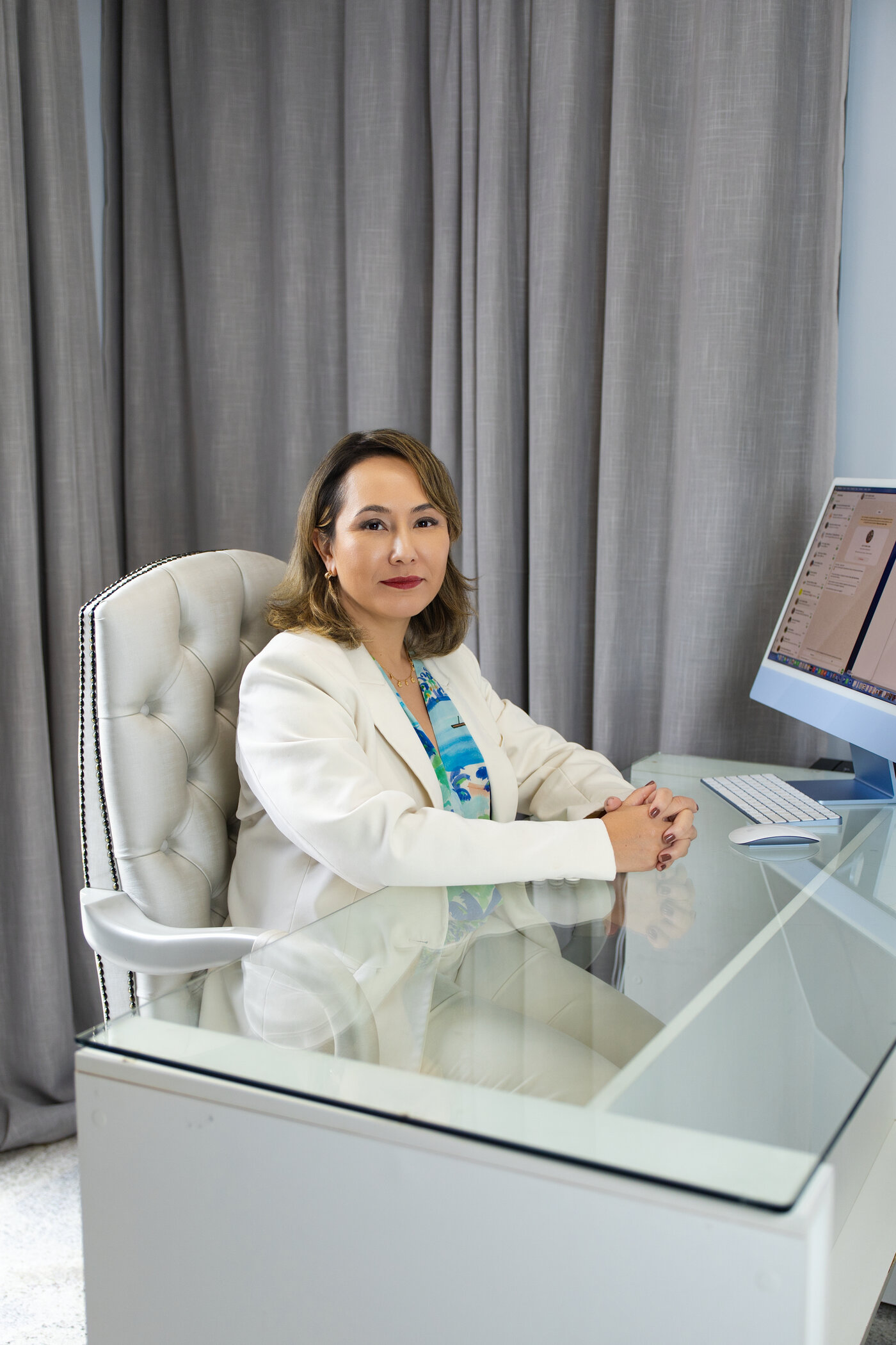 Dra. Luciana Takaki em seu consultório